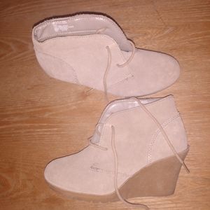 Adorable ankle boots size 6